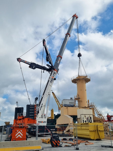 Liebherr LTM 1650- 8.1 mobile crane dismantles port crane